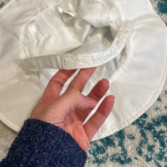 NWT carters white embroidered sun hat with chin strap - Picture 4 of 4